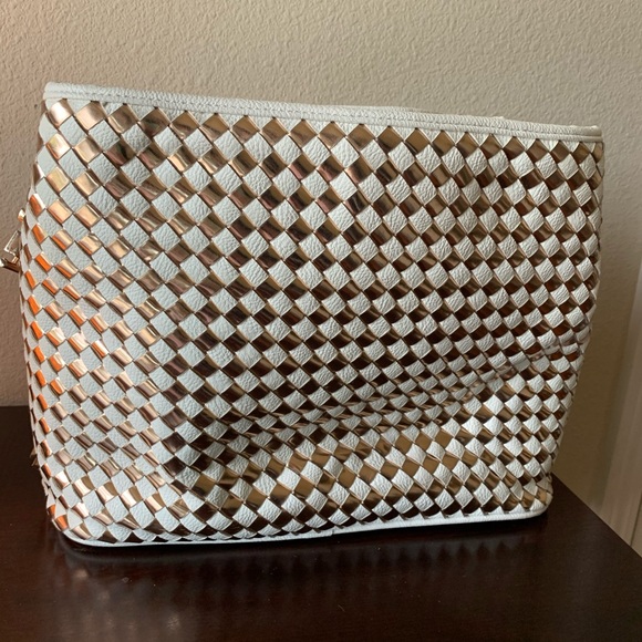 Samoe Gold and a White Handbag - Picture 2 of 4